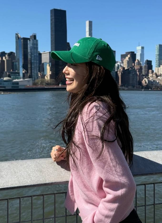 소녀시대 수영, 뉴욕 여행 근황 공개...간절기 레이어드 룩으로 스타일리시 매력 3 o 1jm5dl5kv1lfj1r4s1906e3357um