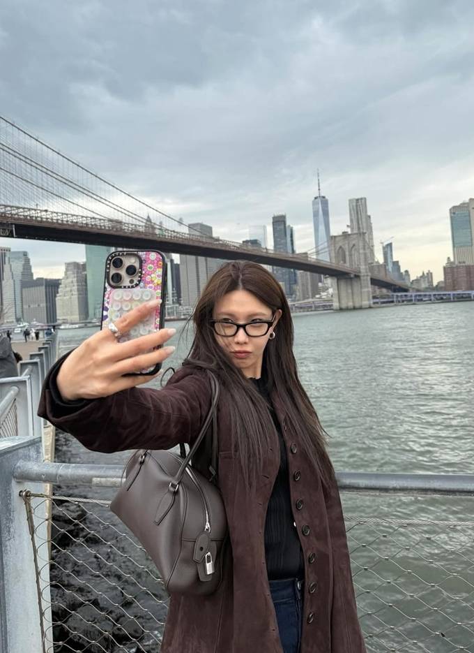 소녀시대 수영, 뉴욕 여행 근황 공개...간절기 레이어드 룩으로 스타일리시 매력 9 o 1jm5dl5kvlo715to1t7a12ni1jnvr